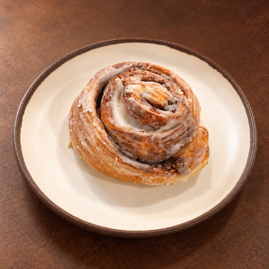 Cinnamon roll glaseado de BRIOXX en un plato cerámico