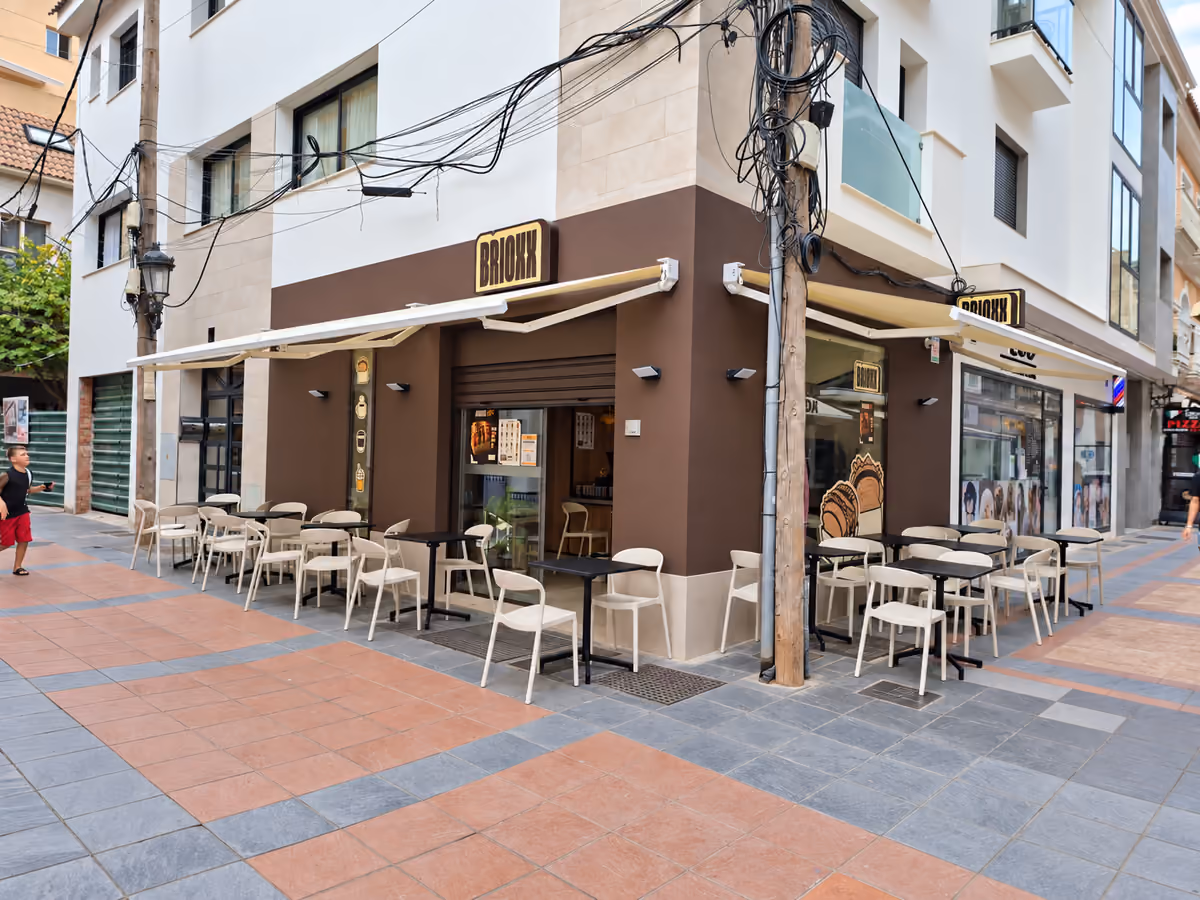 Fachada de BRIOXX en la calle Marconi de Fuengirola
