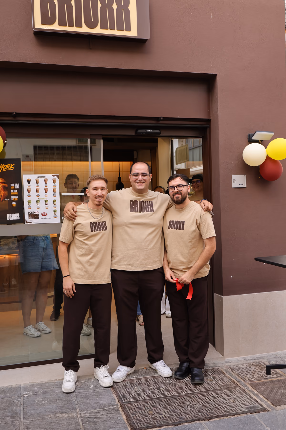 Jose, Javi y Willy, fundadores de BRIOXX, en la apertura del local en Fuengirola